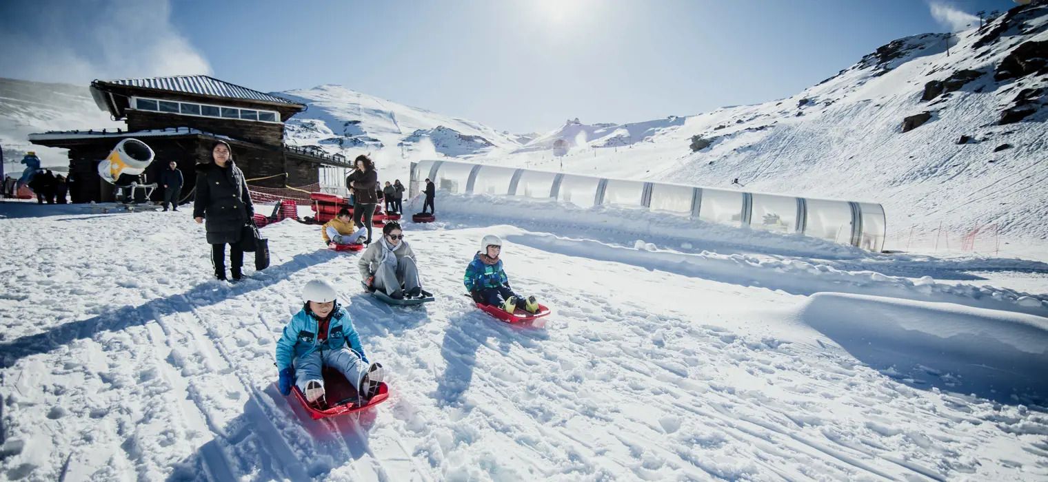 Niños jugando en la nieve en Sierra Nevada
