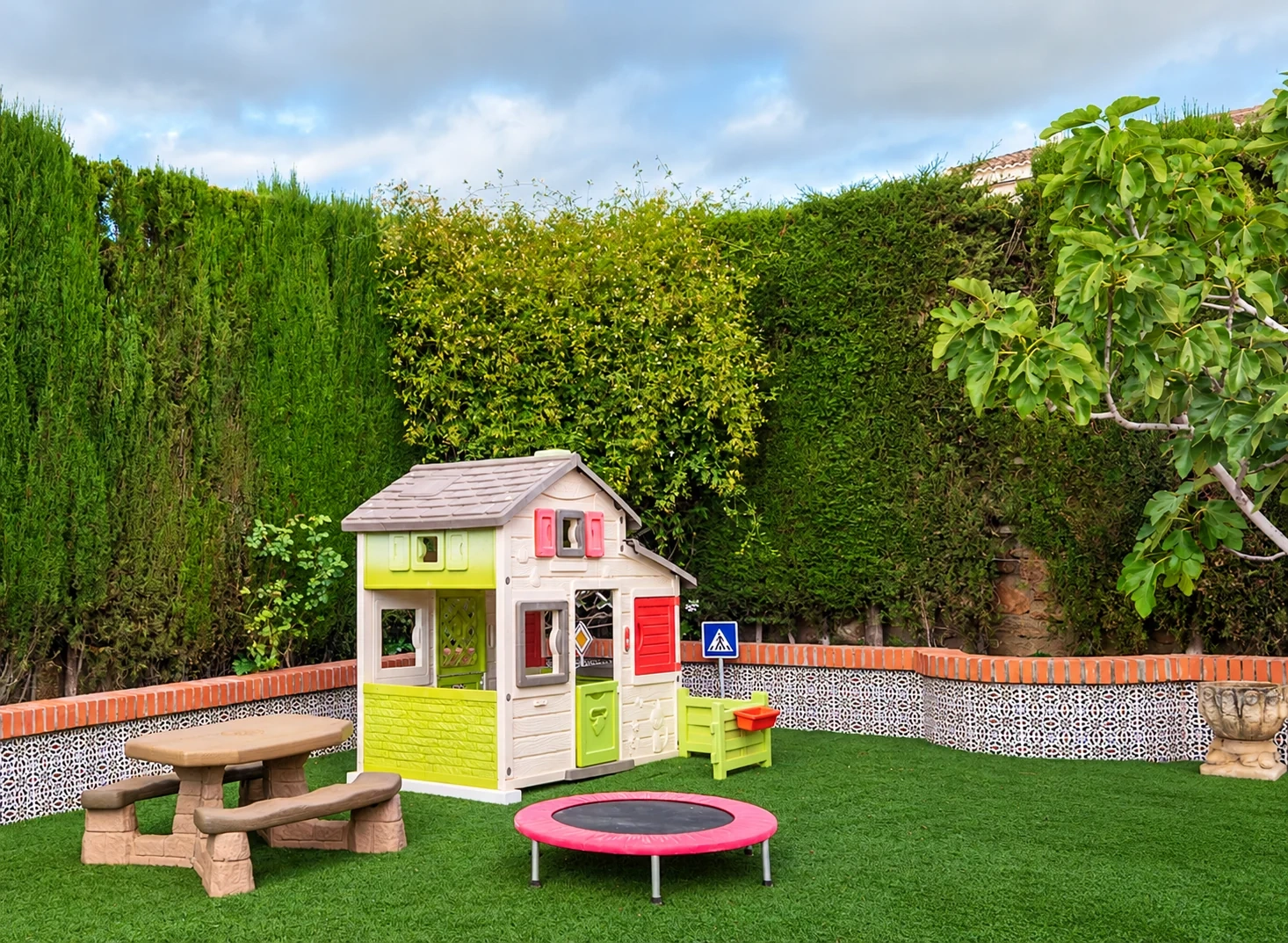 Casita infantil en el jardín con césped de Villa Granada Garden