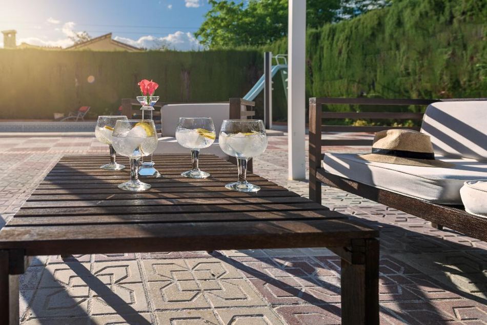 Comedor exterior junto a la piscina privada