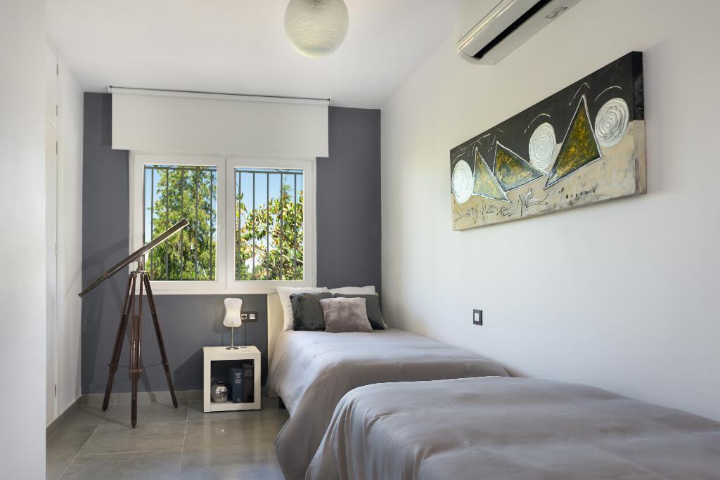 Zona de descanso en un dormitorio con escritorio